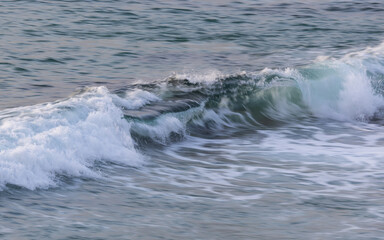 Fototapeta premium Breaking wave on the ocean shore.