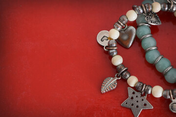 Joyas y pulseras sobre fondo rojo