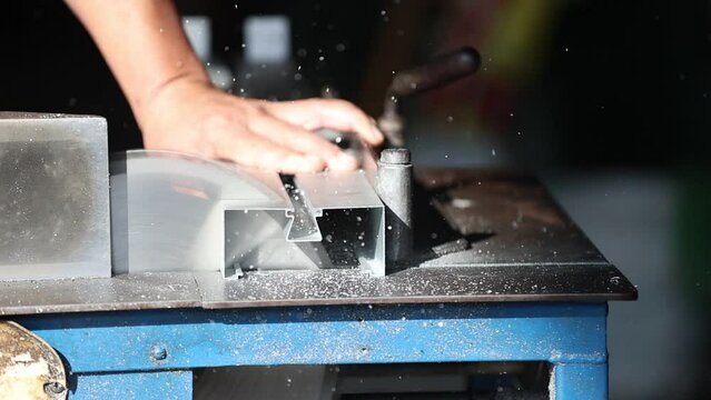 Aluminum cutting machine and aluminum parts