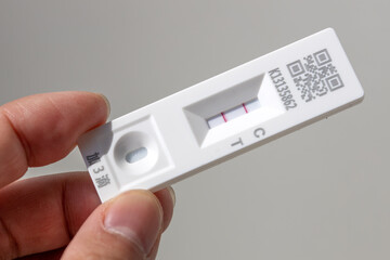 The positive result of the COVID-19 antigen test box for home use © Mulin