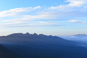 蓼科山の景色　山頂から見る八ヶ岳の朝