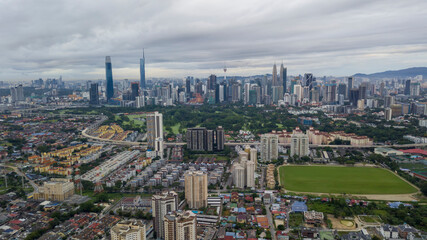 Obraz premium Modern Skyscraper and Traditional Housing Area at Kuala Lumpur, Malaysia