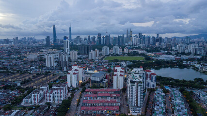 Obraz premium Modern Skyscraper and Traditional Housing Area at Kuala Lumpur, Malaysia