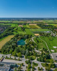 Königsbrunn in Schwaben im Luftbild, Gymnasiumsweiher, Skaterpark und Park an der Ulrichshöhe
