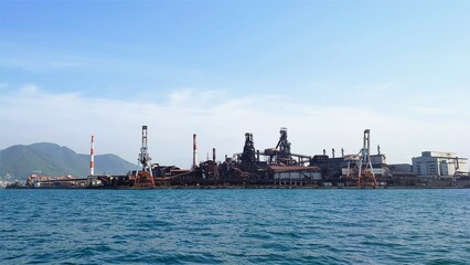 Fototapeta premium 海に浮かんで見える巨大工場