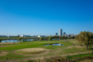 Fototapeta premium 金町駅の街並み〜東京江戸川の土手・河川敷から