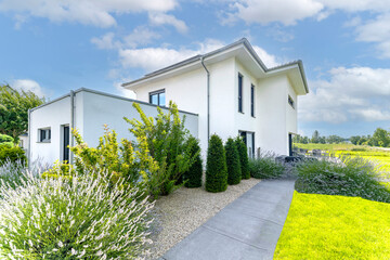 modernes Einfamilienhaus mit Garten in Wohnsiedlung - 556409482