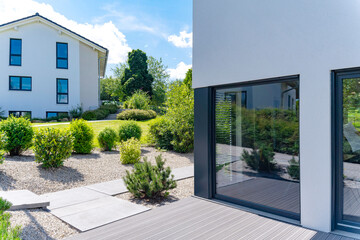 modernes Einfamilienhaus mit Garten in Wohnsiedlung - 556409896