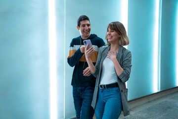 Obraz premium two young boys laughing talking with smartphone