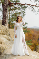 Obraz na płótnie Canvas Beautiful bride in white dress posing.
