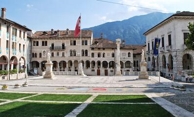 Piazza Maggiore nel centro storico di Feltre in provincia di Belluno, Veneto, Italia.