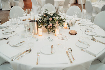 Gedeckter Tisch in Hochzeitslocation