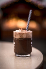 Nahaufnahme von einem Getränk, Tasse mit Schaum und ein Strohhalm, Kaffetasse