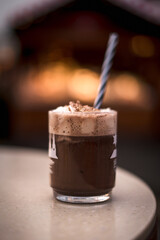 Nahaufnahme von einem Getränk, Tasse mit Schaum und ein Strohhalm, Kaffetasse