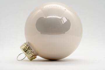 silberne Christbaumkugel für den Weihnachtsbaum mit weißen Hintergrund