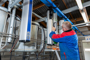 Installation d'une salle de traite neuve 2 x 6 postes par une entreprise spécialisée. Discussion...