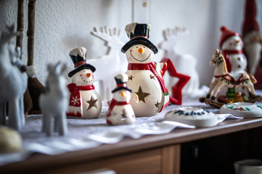 Schneemann Dekoration Figur steht auf dem Schrank zu Weihnachten