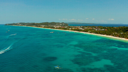 Lagon tropical avec eau turquoise et plage de sable blanc d& 39 en haut. Boracay, Philippines. Plage blanche avec touristes et hôtels. Concept de vacances d& 39 été et de voyage.