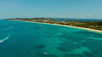 Foto auf Acrylglas Boracay Weißer Strand Tropische Lagune mit türkisfarbenem Wasser und weißem Sandstrand von oben. Boracay, Philippinen. Weißer Strand mit Touristen und Hotels. Sommer- und Reiseferienkonzept.