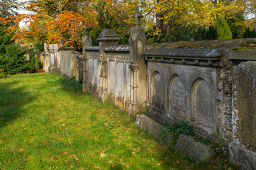 alte Begräbnismauer mit vielen Grabinschriften auf einem Friedhof in Osnabrück