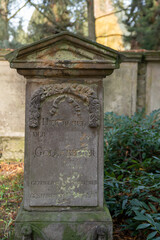 Fototapeta na wymiar schön verzierter alter Grabstein auf einem Friedhof in Osnabrück