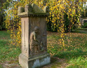 sehr schöner alter Grabstein schöne Handwerkskunst auf einem Friedhof in Osnabrück © Blende8