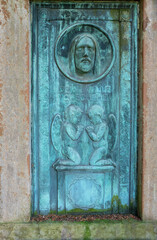 Große Metallplatte oxidiert mit Jesus und Engeln im Gebet auf einem Friedhof in Osnabrück