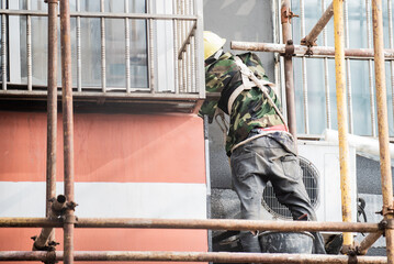 A close-up of the workers' labor image in the renovation of buildings