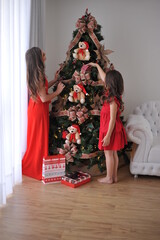 mãe e filha felizes presentes espirito de natal decoração linda rômantica amor em família 