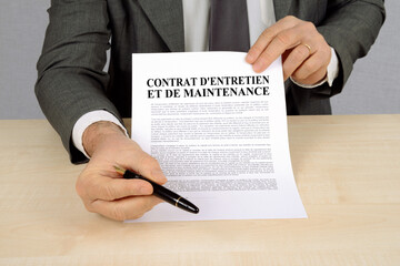 Homme d'affaires proposant un contrat d'entretien et de maintenance