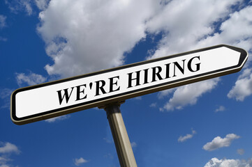  Panneau de signalisation sur lequel est &eacute;crit nous recrutons