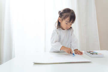 お絵描きをする子供
