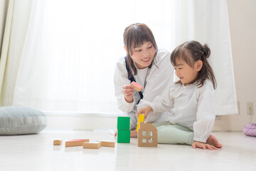 おもちゃで遊ぶ幼児