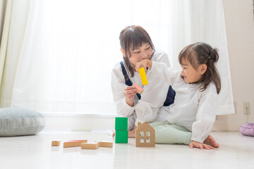 おもちゃで遊ぶ幼児