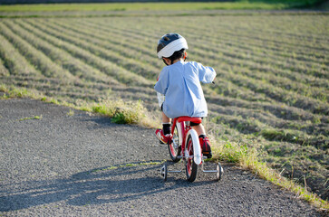 自転車に乗る子供
