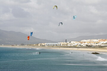Kite surfeurs dans la baie de Tarifa, ville située dans l'extrême sud de l'Andalousie en espagne