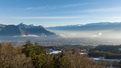 Ville entre les montagnes