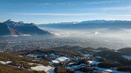 Vue panoramique sur l'agglomération de Grenoble et les montagnes avoisinantes