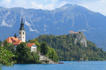 Fototapeta na wymiar Bled lac et château