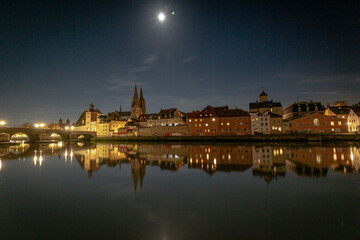 Fototapeta na wymiar Regensburg am Abend
