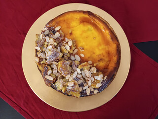 K&auml;sekuchen mit Kaiserschmarrn auf einem goldenen Teller