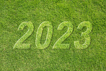 Grüner Rasen mit der Aufschrift 2023
