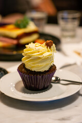 Madalena de chocolate con crema de leche y avellanas. Postre sabroso.