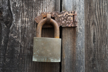 古い木戸にかけられた南京錠