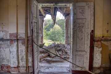 Wnętrze zrujnowanego pałacu © Wojciech