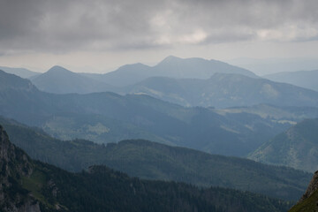 Burzowe chmury nad Górskimi szlakami w Tatrach