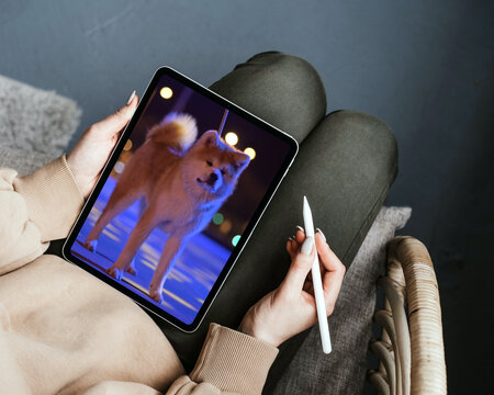 femme tenant un portrait de chien sur une tablette tactile !