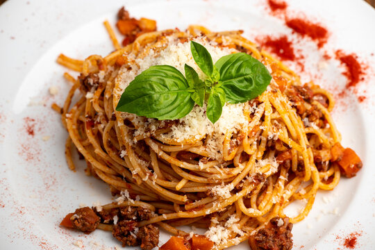 overview of spaghetti bolognaise on a plate