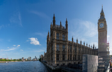 Fototapeta na wymiar Panoramic View of the London House of Parliament and Big Ben clock tower with clear blue skies from the Westminster Bridge