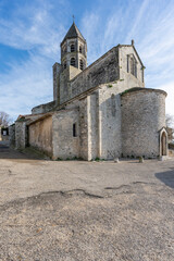 Fototapeta na wymiar église Saint-Michel du village médiéval de la Garde-Adhémar